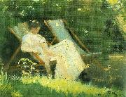 kunstnerens hustru siddende i en havestol i deres have pa skagen